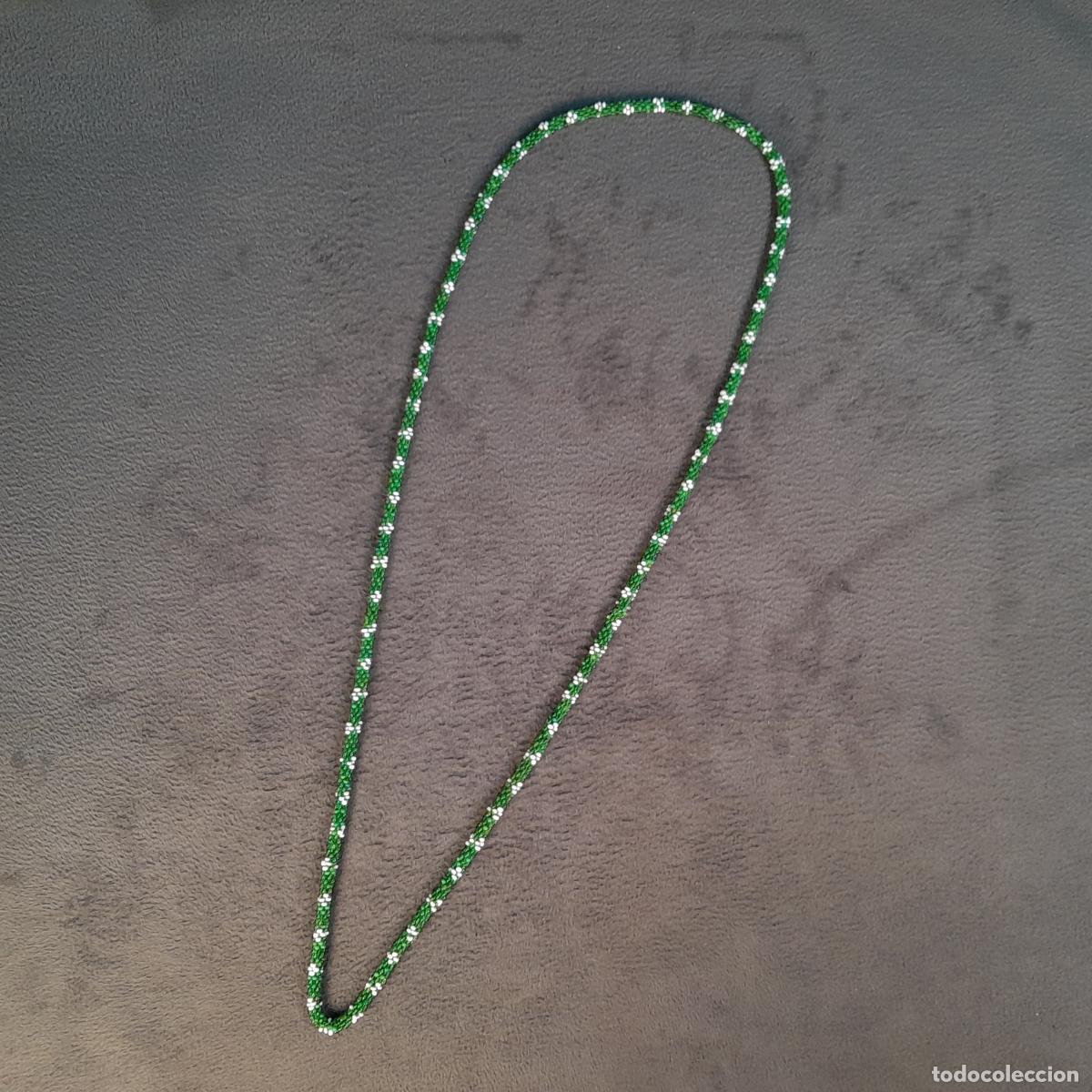 Joalharia: J-4570. COLLAR TUBULAR DE CUENTAS VERDES Y BLANCAS. SIGLO XX.