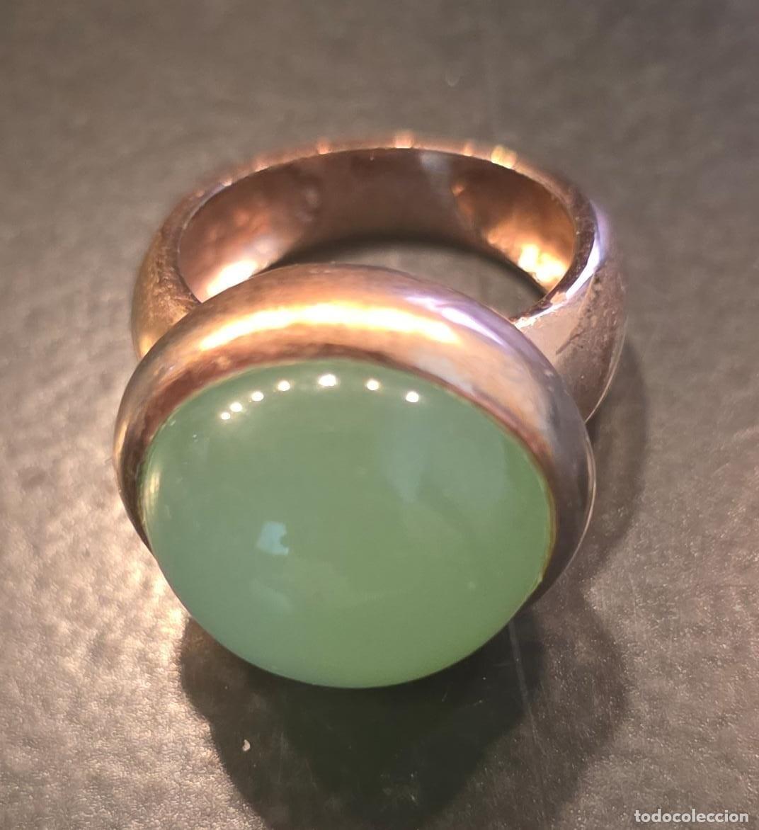 Joyeria: Anillo vintage de gran cabuj&oacute;n verde en montura de metal dorado &ndash; 2 cm