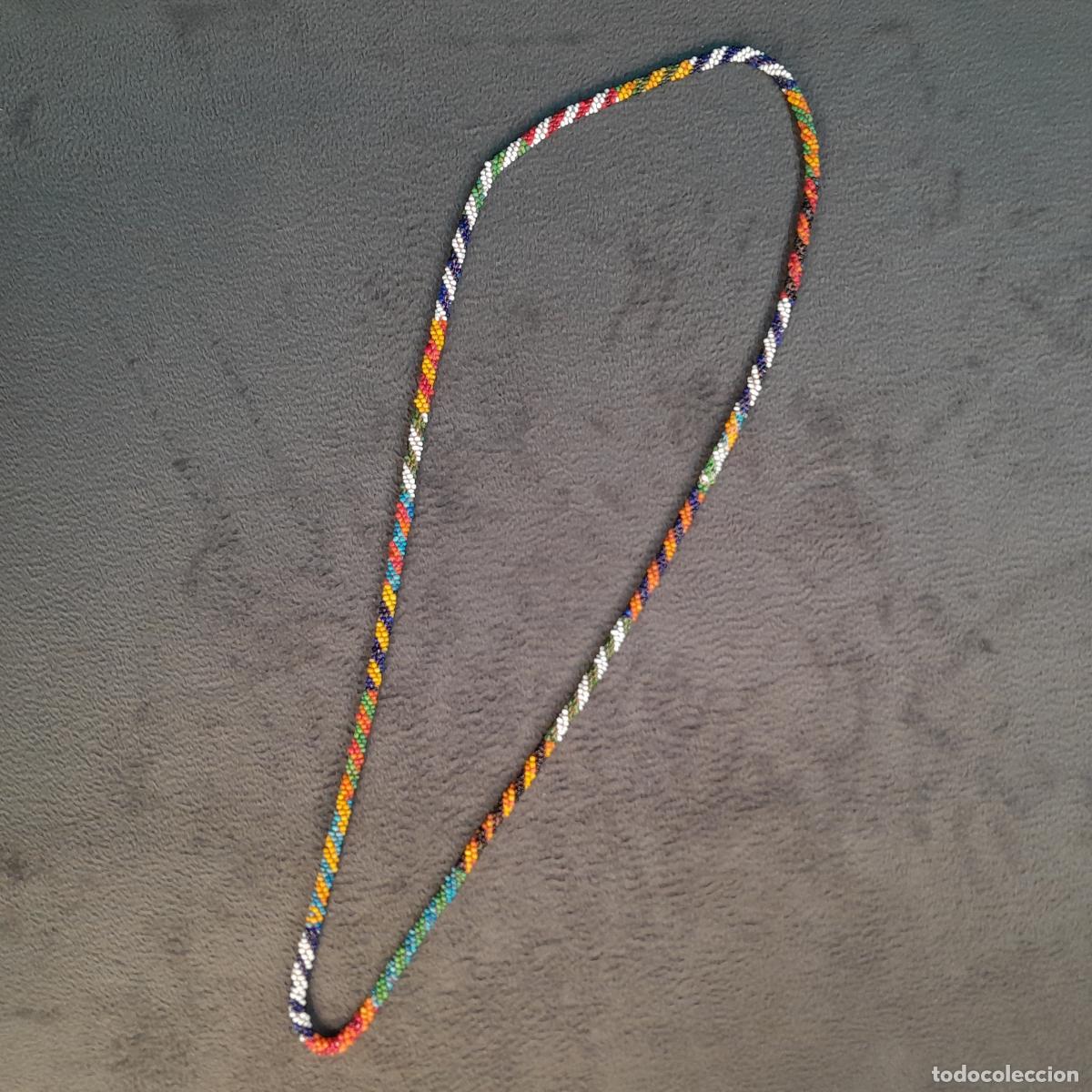 Joalharia: J-4574. COLLAR TUBULAR DE CUENTAS MULTICOLOR. SIGLO XX