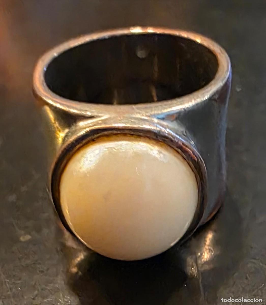 Joyeria: Anillo vintage ancho de metal plateado con gran cabuj&oacute;n blanco marfil &ndash; 2 cm