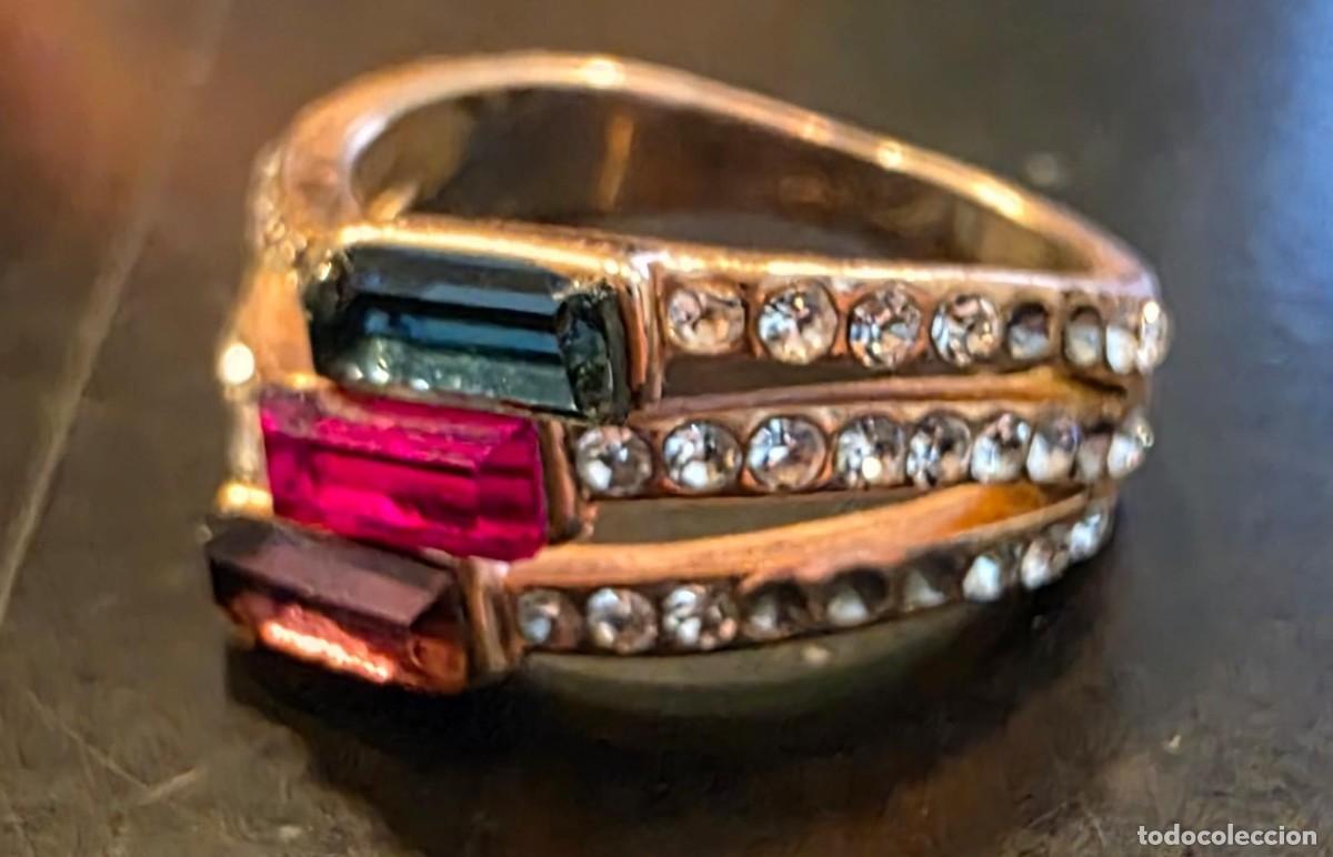 Joyeria: Anillo vintage dorado de tres bandas con cristales multicolor y strass &ndash; 2 cm