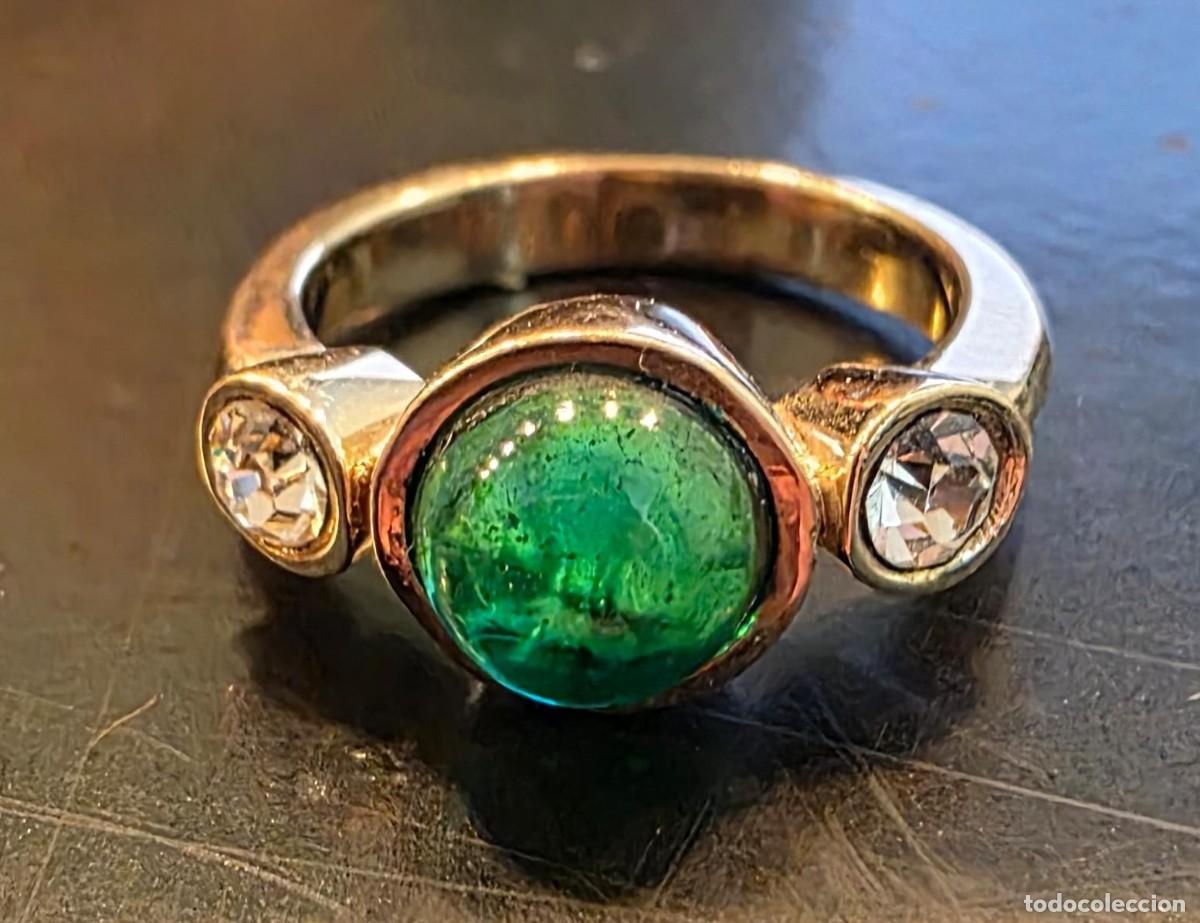 Joyeria: Anillo vintage dorado con cabuj&oacute;n verde esmeralda y cristales transparentes &ndash; 2 cm