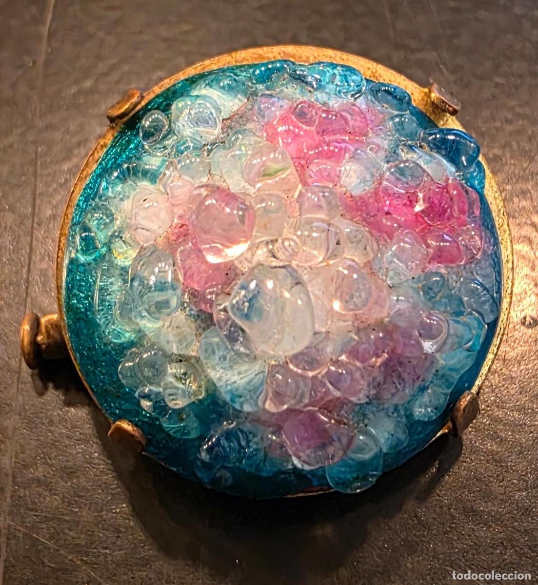 Joyeria: Broche vintage redondo de cristal art&iacute;stico multicolor azul y rosa &ndash; metal dorado &ndash; 3 cm