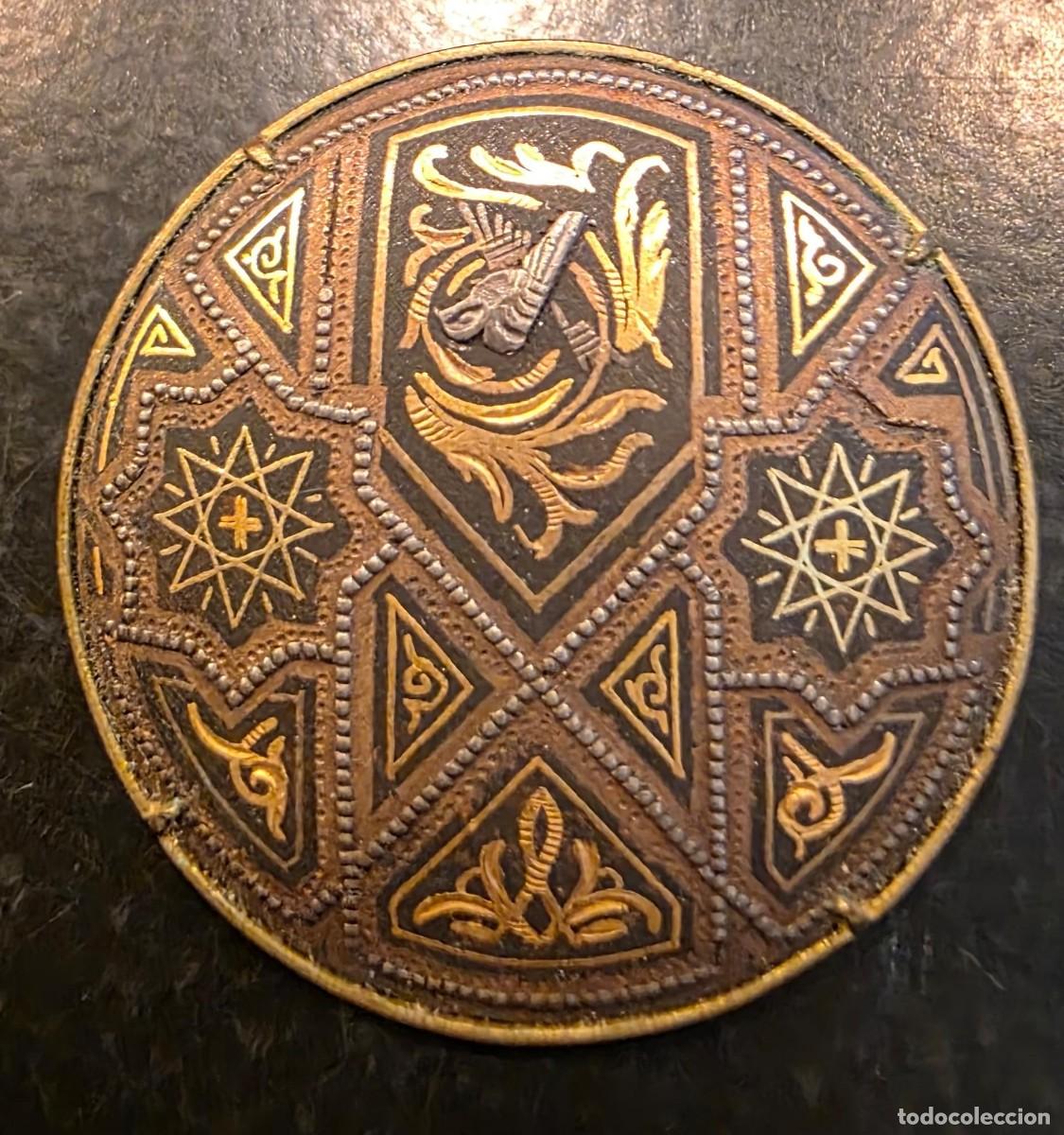 Joyeria: Broche antiguo redondo damasquinado estilo Toledo con ave y motivos geom&eacute;tricos dorados &ndash; 3,5 cm