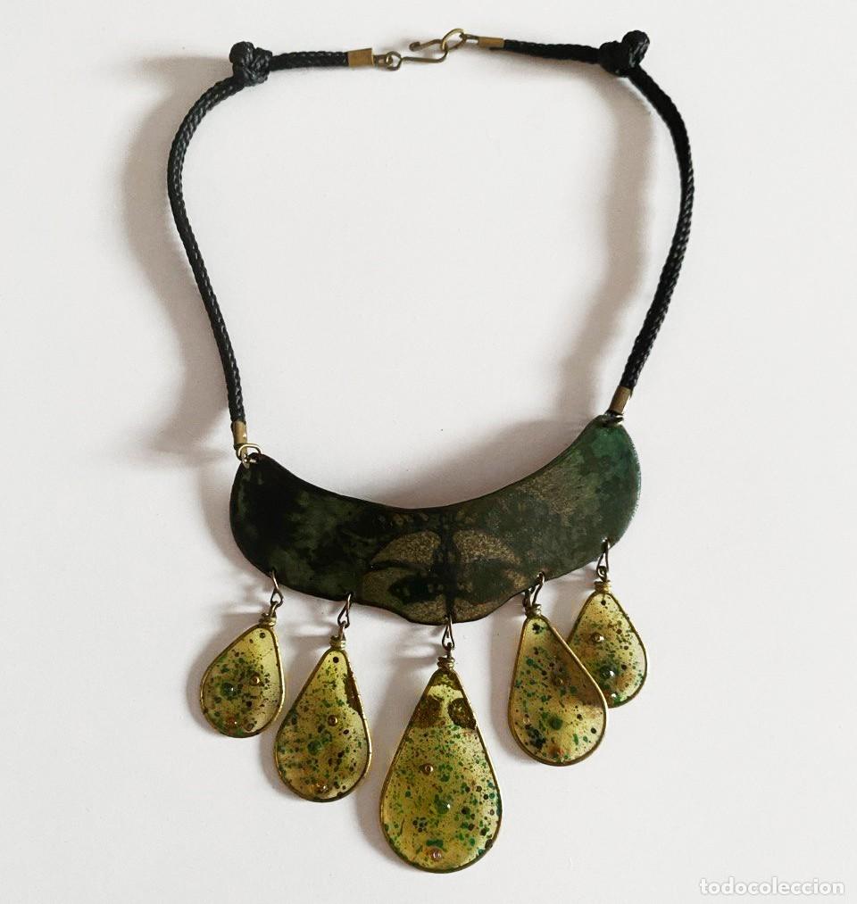 Joyeria: Collar babero artesanal. Metal con p&aacute;tina verde y colgantes de resina/esmalte. Estilo Boho