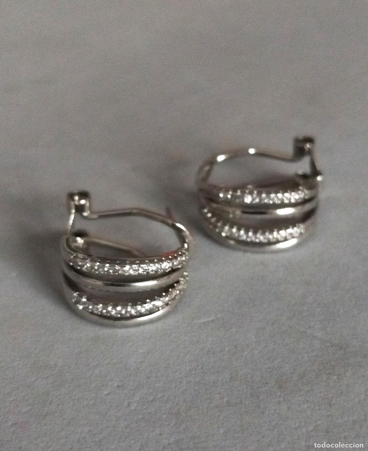 Joyeria: Pendientes plateados, con cristalitos cierre de omega. - Foto 3