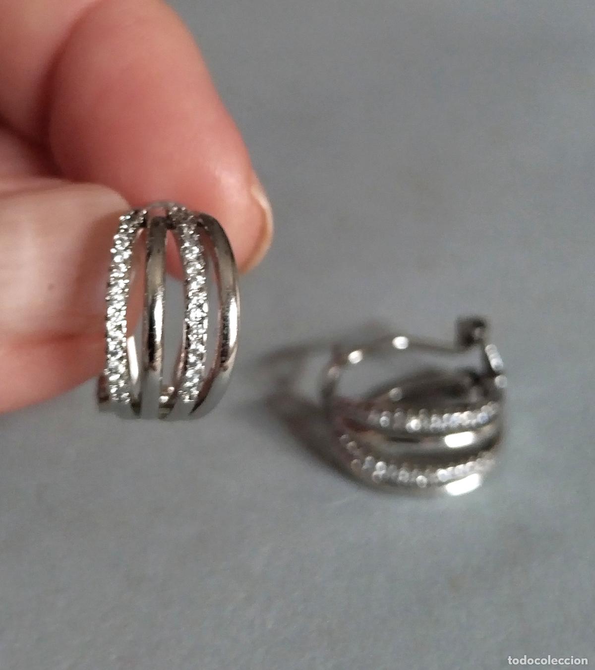 Joyeria: Pendientes plateados, con cristalitos cierre de omega.