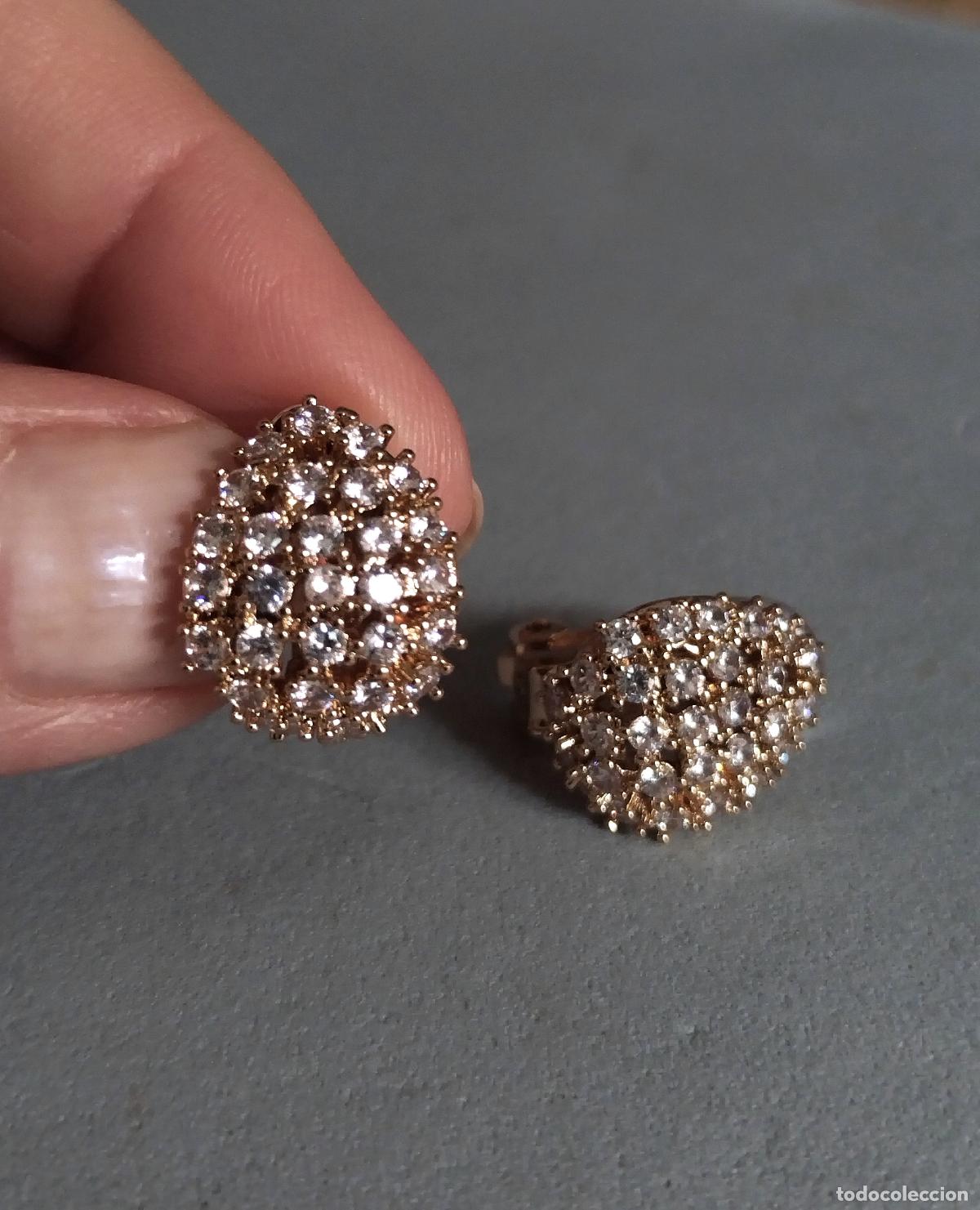 Joyeria: Pendientes dorados con brillantitos, cierre de clip. - Foto 2