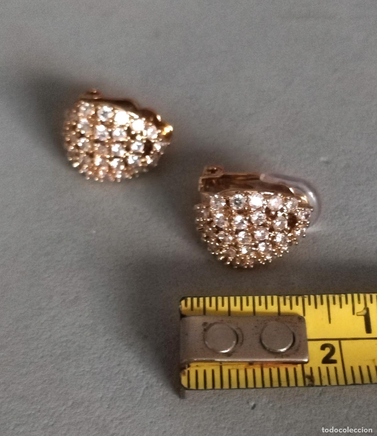 Joyeria: Pendientes dorados con brillantitos, cierre de clip. - Foto 3