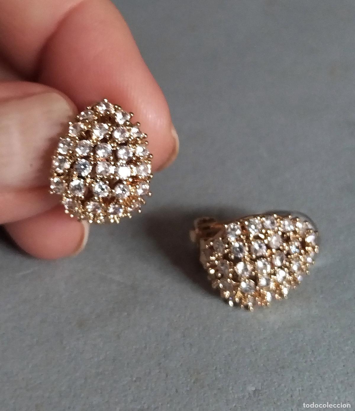 Joyeria: Pendientes dorados con brillantitos, cierre de clip.