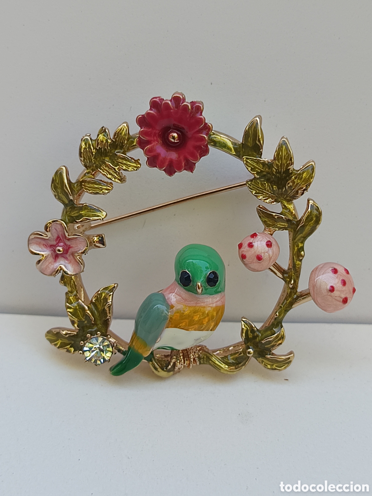 Joyeria: Broche p&aacute;jaro posado en hojas