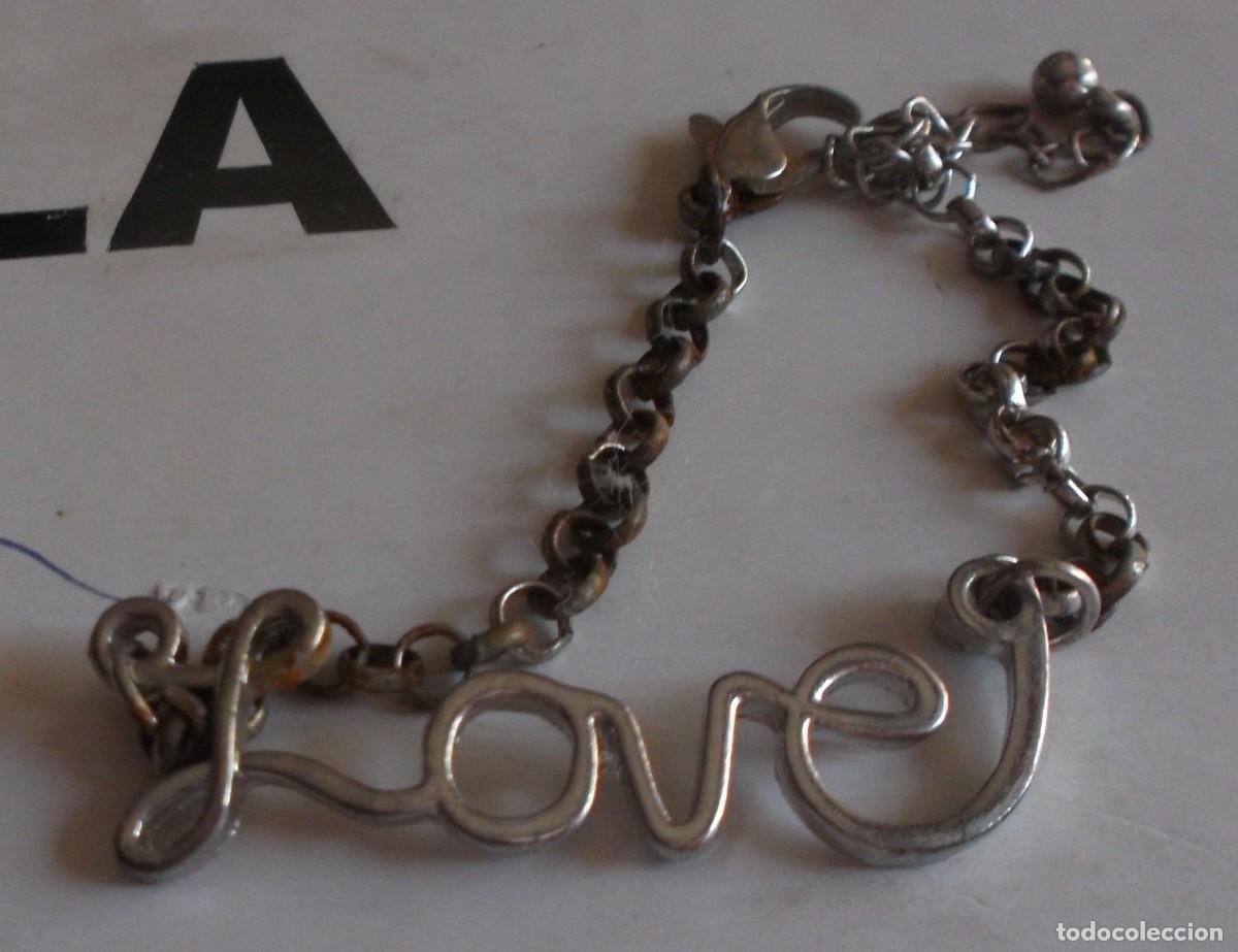 Joyeria: pulsera plateada con el nombre de Loeve