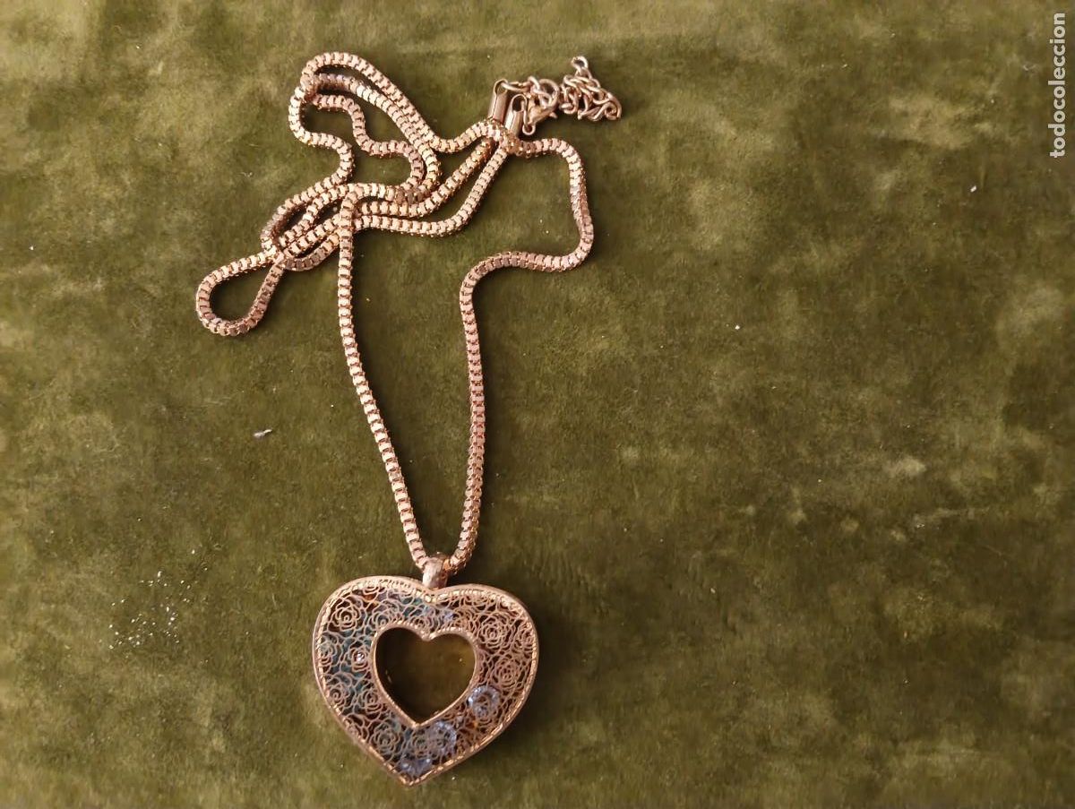 Joyeria: BONITO COLGANTE CORAZON FILIGRANA DE LATON CON CRISTALES AZULES EN SU INTERIOR