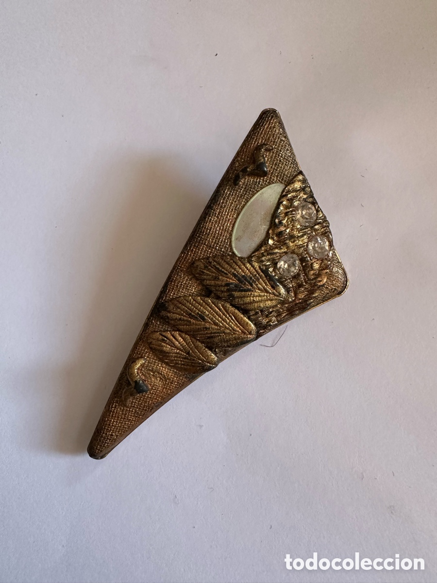 Joyeria: Antiguo Broche Triangular Dorado con Motivos Florales y Pedrer&iacute;a - Joyer&iacute;a Vintage