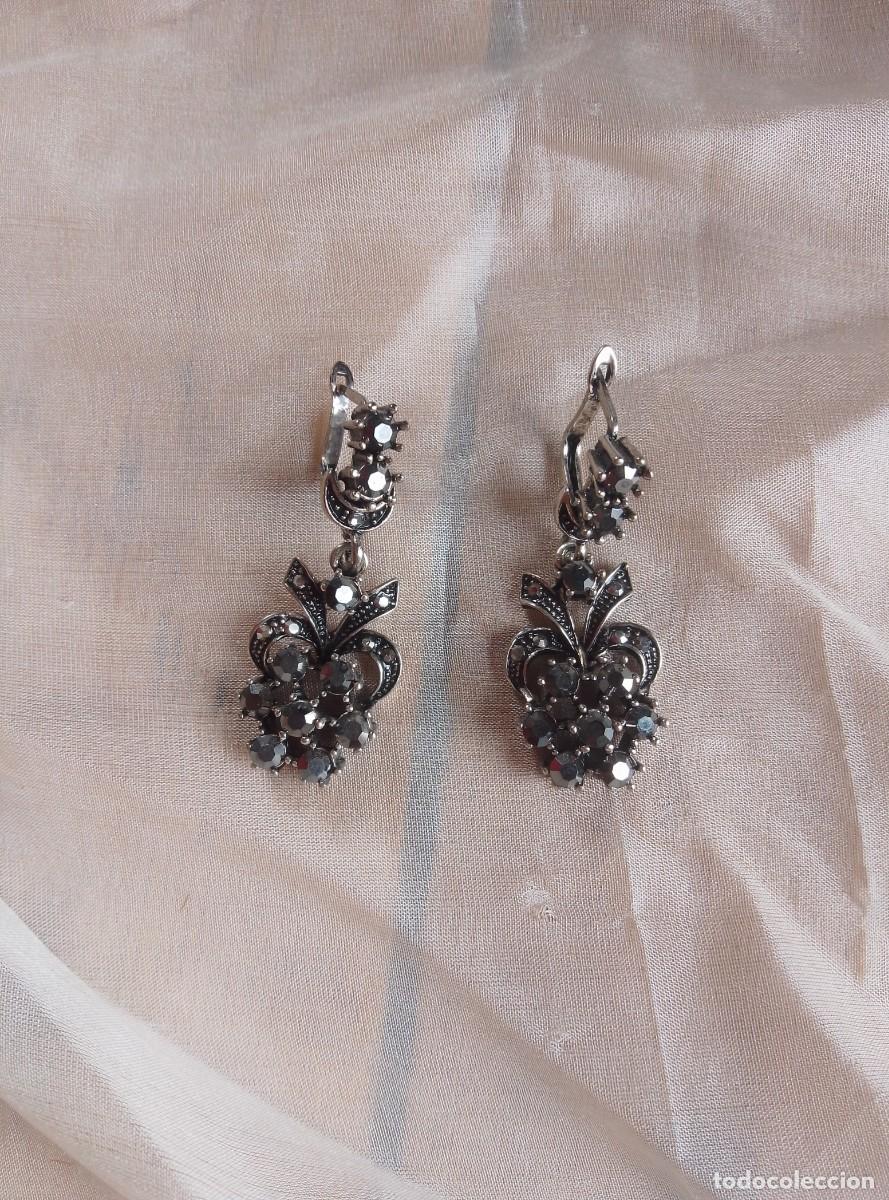 Joyeria: Pendientes largos, cierre ballesta. Piedras negras. Abella. Nuevos