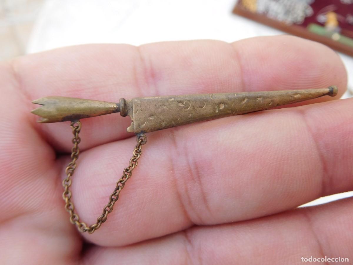 Joyeria: Broche antiguo de lat&oacute;n cuchillo con funda - Foto 1