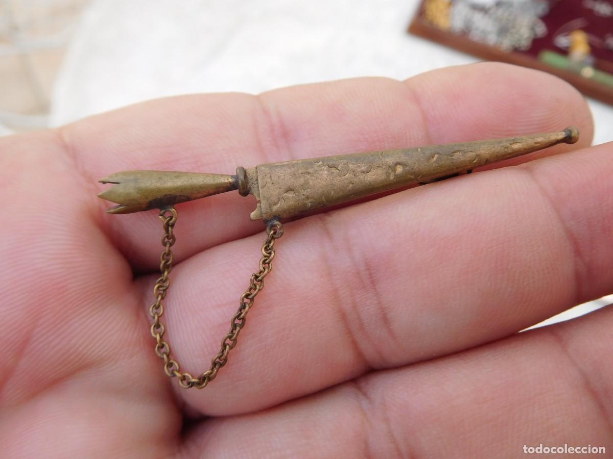 Joyeria: Broche antiguo de lat&oacute;n cuchillo con funda - Foto 2