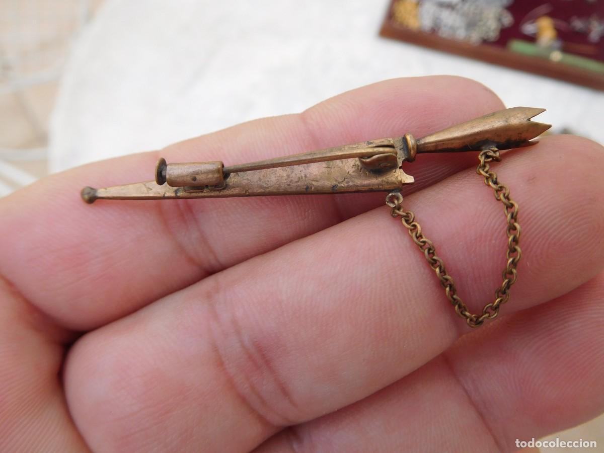 Joyeria: Broche antiguo de lat&oacute;n cuchillo con funda - Foto 3