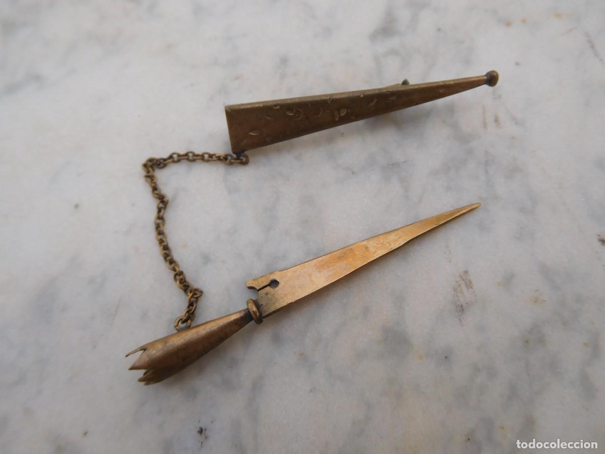 Joyeria: Broche antiguo de lat&oacute;n cuchillo con funda - Foto 6