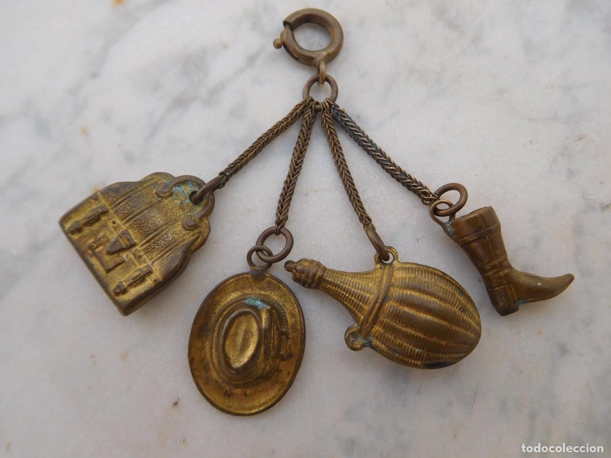 Joyeria: colgante antiguo de lat&oacute;n, sombrero, cantimplora, bota, maleta