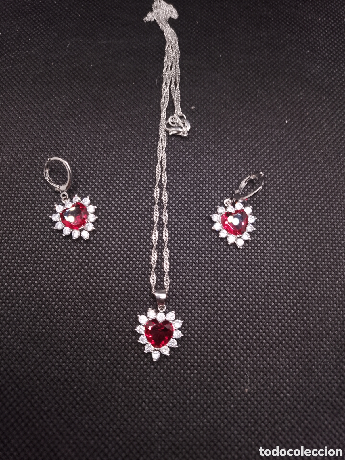 Joyeria: Conjunto de tres piezas - corazon rojo- colgante - cadena - pendientes