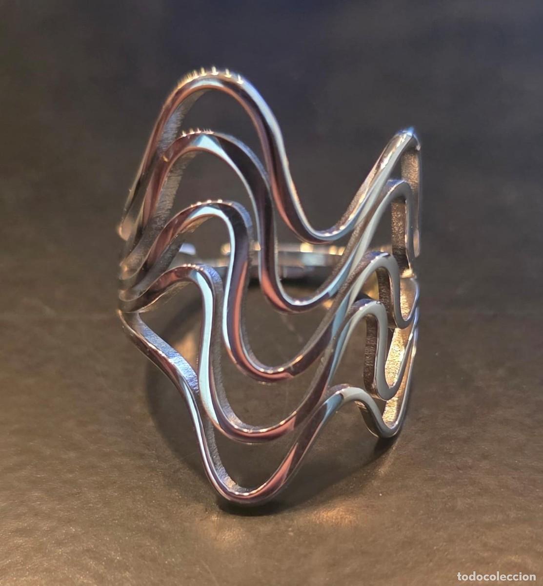 Joyeria: Anillo ajustable plateado de ondas org&aacute;nicas &ndash; dise&ntilde;o escult&oacute;rico contempor&aacute;neo