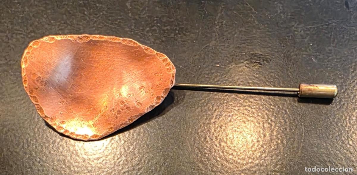 Joyeria: Broche alfiler de cobre martillado con dise&ntilde;o org&aacute;nico artesanal &ndash; 9 cm