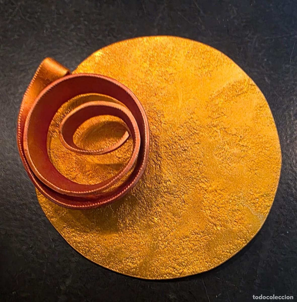 Joyeria: Broche circular dorado con espiral cobriza en relieve &ndash; dise&ntilde;o geom&eacute;trico de 5 cm