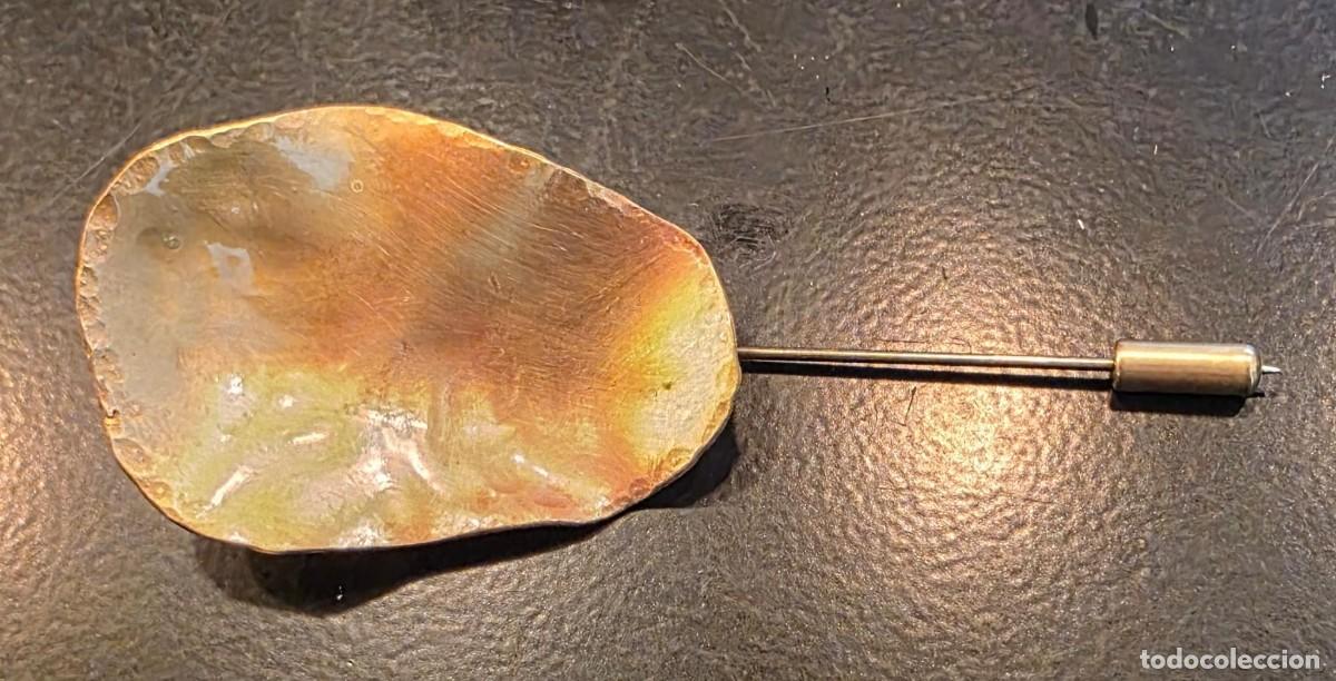 Joyeria: Broche alfiler largo dorado de dise&ntilde;o org&aacute;nico y texturizado &ndash; 9 cm