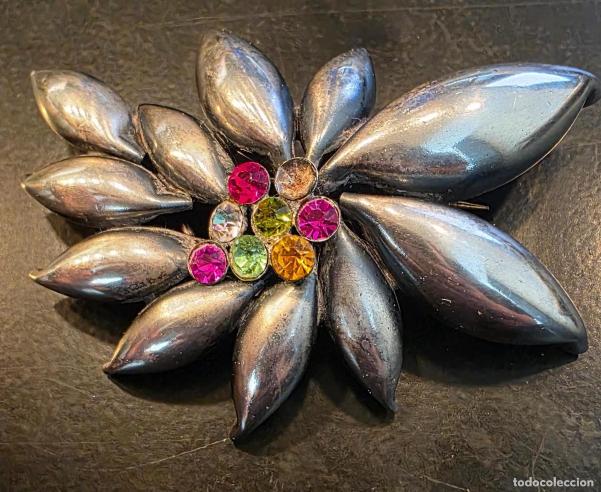 Joyeria: Broche floral plateado con hojas en relieve y cristales multicolor &ndash; 8 cm