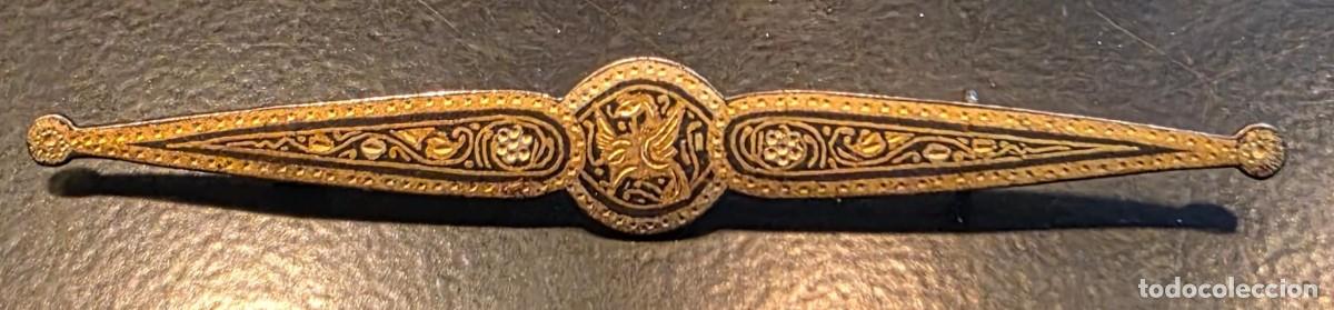 Joyeria: Broche de barra damasquinado dorado y negro con ave y motivos florales &ndash; 8,5 cm