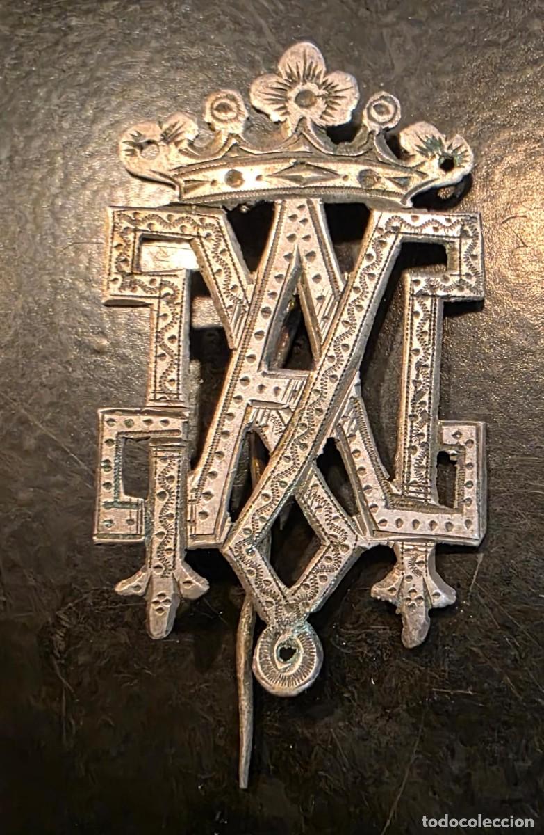 Joyeria: Broche antiguo calado con monograma coronado y decoraci&oacute;n grabada &ndash; 5 cm