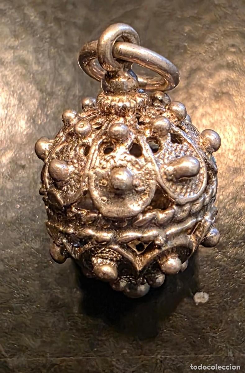 Joyeria: Colgante antiguo tipo cascabel o sonajero de filigrana y granulaci&oacute;n &ndash; metal plateado &ndash; 2,5 cm