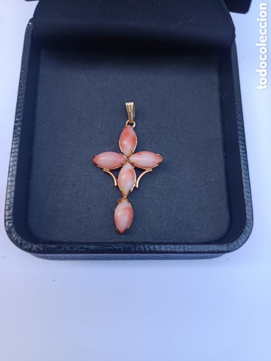 Joyeria: Antigua cruz chapada en oro con coral rosa o simil