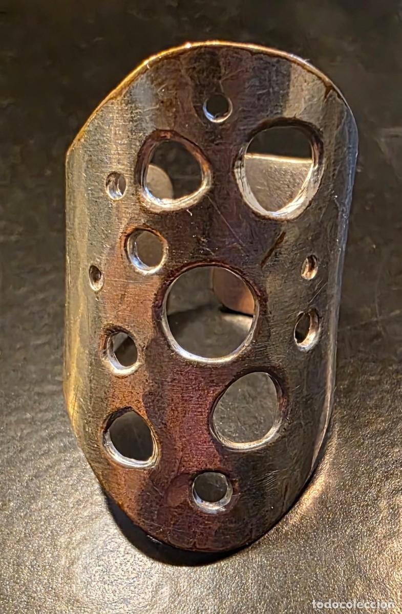 Joyeria: Anillo ajustable de metal plateado calado con c&iacute;rculos irregulares &ndash; Dise&ntilde;o geom&eacute;trico artesanal