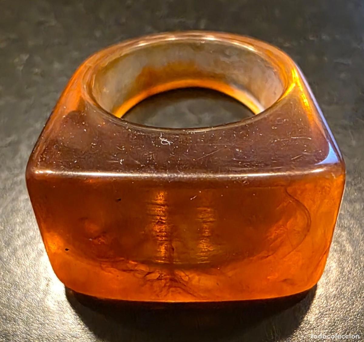 Joyeria: Anillo ancho de resina transl&uacute;cida color &aacute;mbar co&ntilde;ac &ndash; Dise&ntilde;o geom&eacute;trico cuadrado vintage