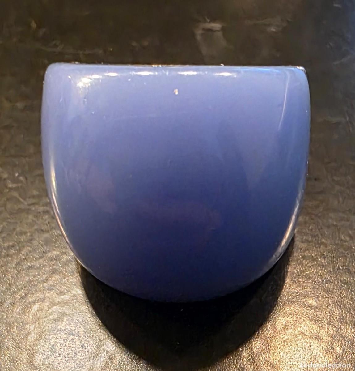 Joyeria: Anillo maxi el&aacute;stico azul lavanda con esmalte brillante y metal plateado &ndash; Estilo retro geom&eacute;trico