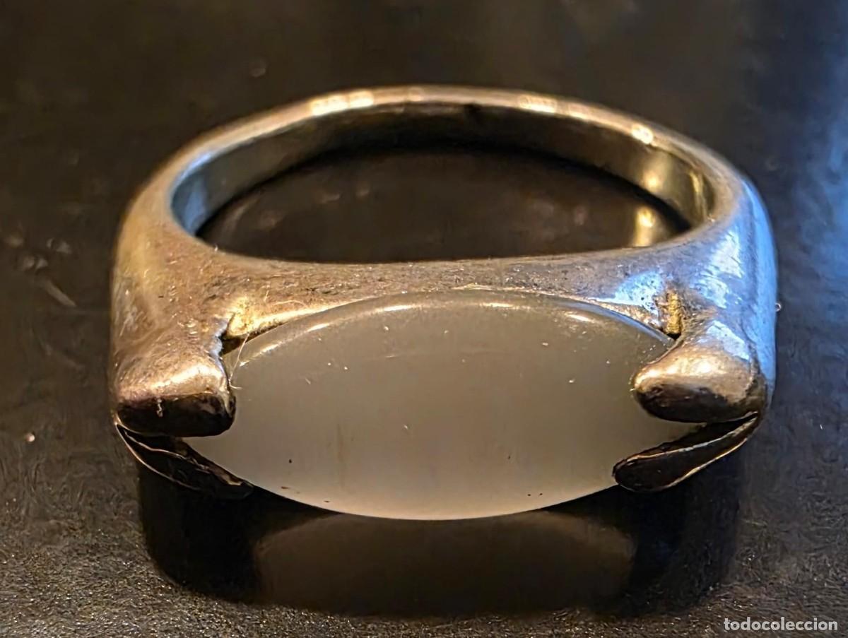 Joyeria: Anillo vintage de metal plateado con cabuj&oacute;n ovalado gris transl&uacute;cido &ndash; Estilo retro minimalis
