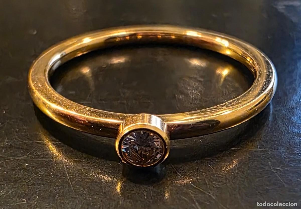 Joyeria: Anillo dorado solitario con cristal transparente redondo &ndash; Estilo minimalista y elegante