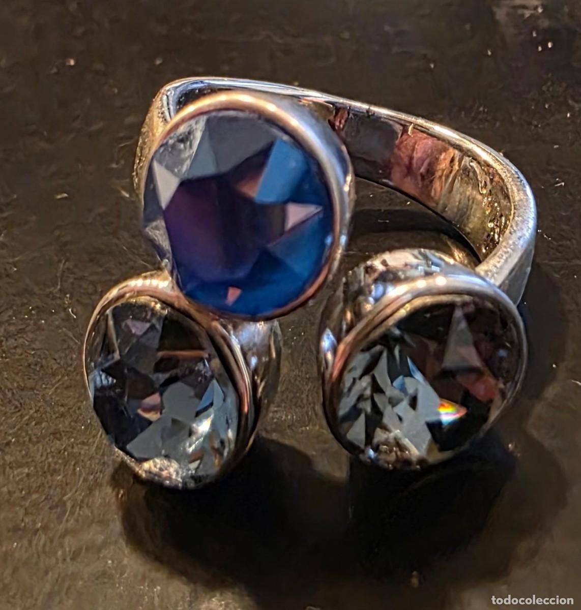 Joyeria: Anillo plateado con tres cristales facetados azul y gris &ndash; 2 cm
