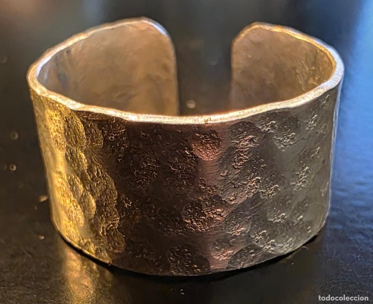 Joyeria: Anillo ancho ajustable de metal plateado con textura martillada &ndash; Estilo artesanal
