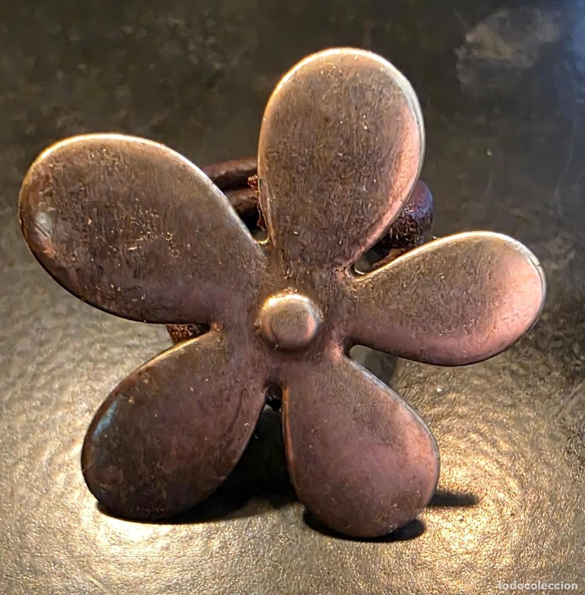 Joyeria: Anillo flor de cinco p&eacute;talos en metal envejecido y aro de cord&oacute;n &ndash; Ajustable