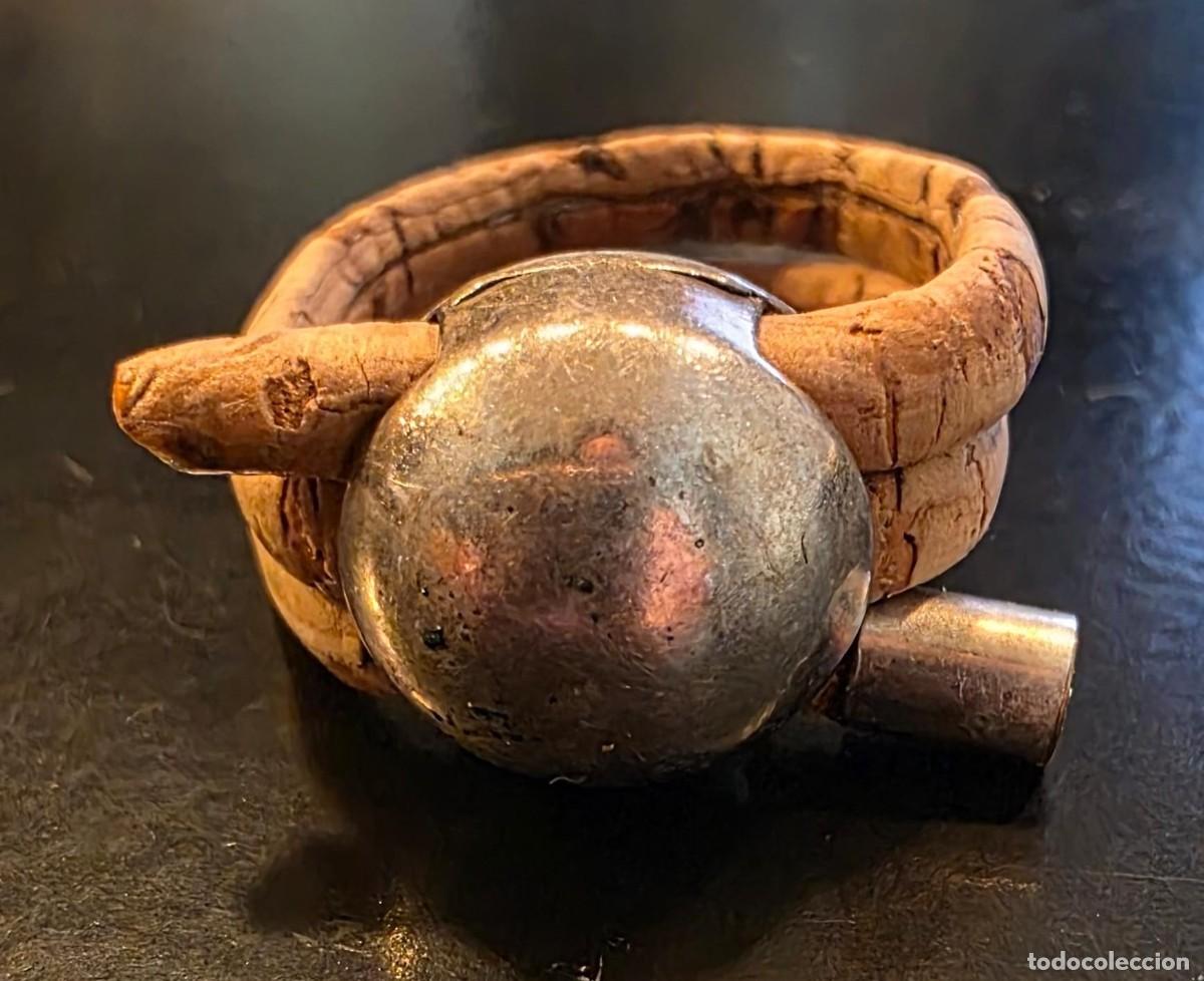 Joyeria: Anillo artesanal de corcho natural con adorno met&aacute;lico plateado &ndash; Ajustable