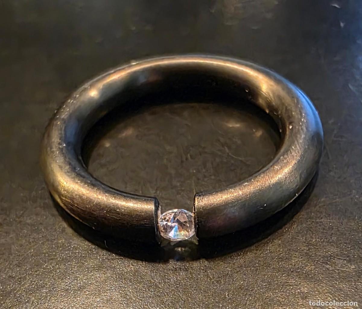 Joyeria: Anillo ancho plateado envejecido con cristal transparente facetado &ndash; 2 cm