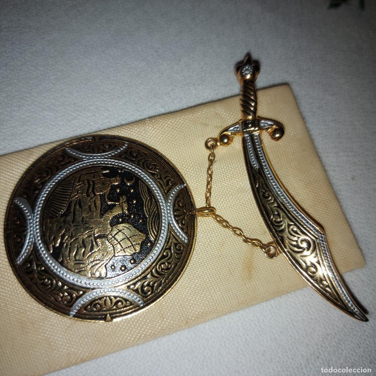 Joalharia: ANTIGUO BROCHE DE METAL CON DISE&Ntilde;O DE DAGA Y MEDALLON