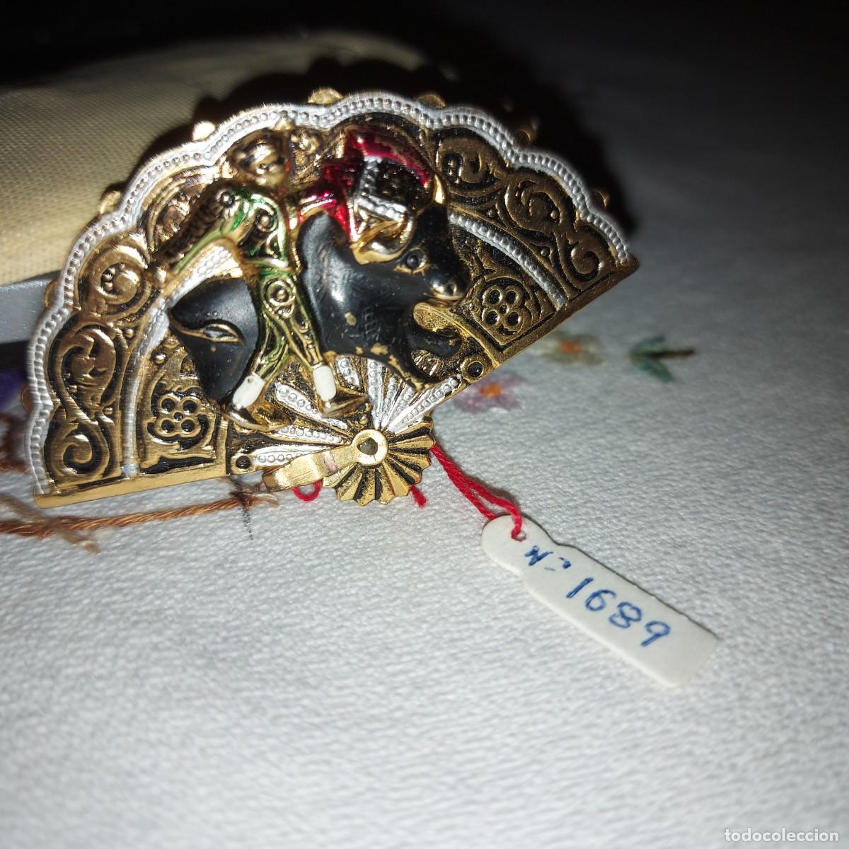 Joalharia: BROCHE DE METAL IMITANDO ESTILO DAMASQUINADO , ABANICO CON TORERO