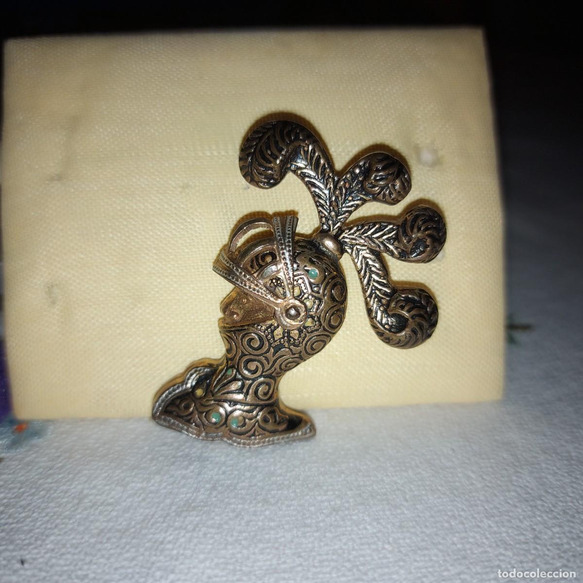 Joalharia: ANTIGUO BROCHE DE METAL IMITANDO ESTILO DAMASQUINADO , CASCO DE ARMADURA DE CABALLERO MEDIEVAL