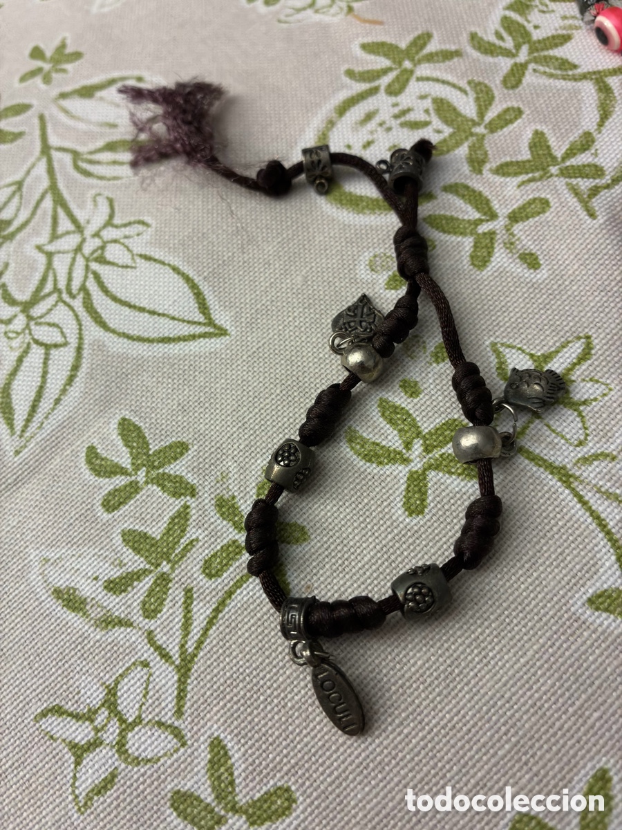 Joyeria: Pulsera de Hilo Marr&oacute;n y Abalorios Met&aacute;licos con Colgantes (Pez, Coraz&oacute;n / Hoja y Placa Marca Loco)