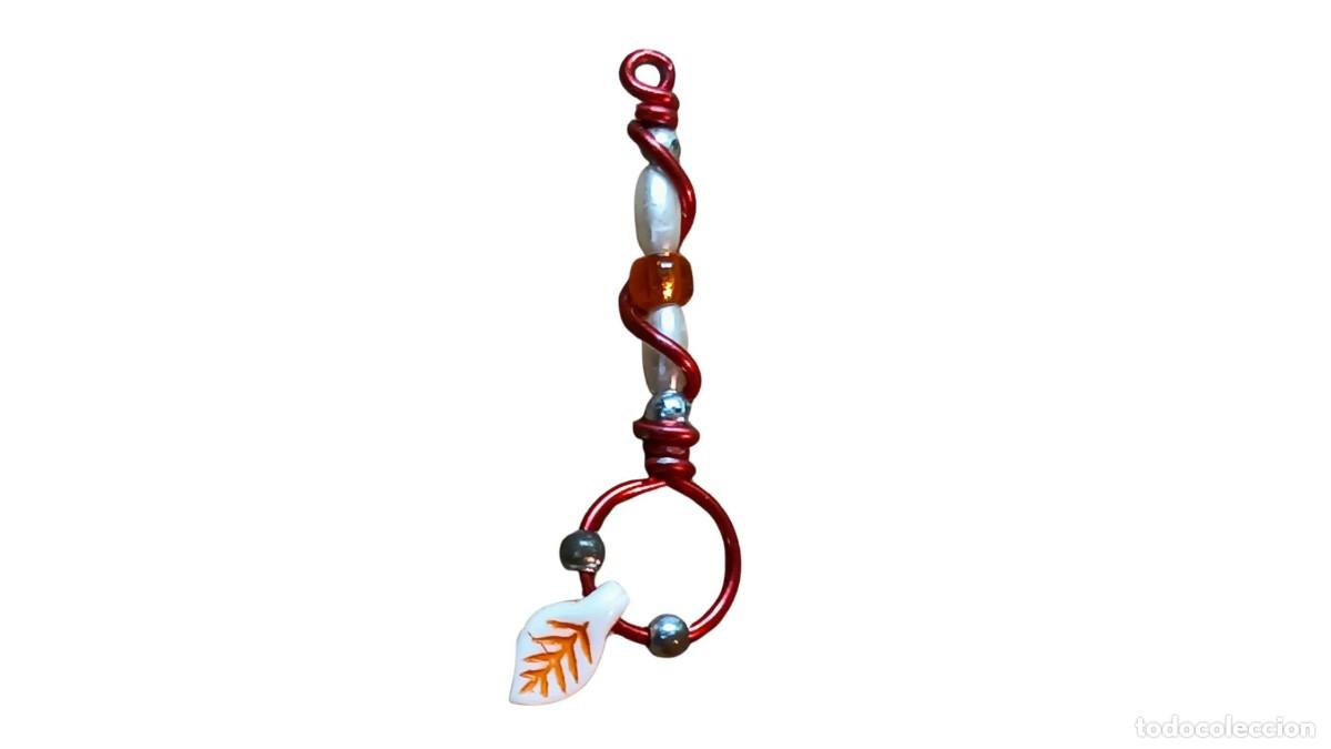 Joyeria: COLGANTE ARTESANAL DE ALAMBRE ROJO CON CUENTAS NACARADAS, CUENTA &Aacute;MBAR Y HOJA BLANCA