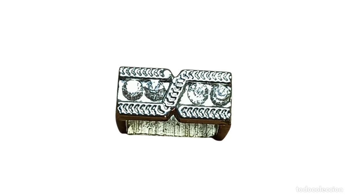 Joyeria: PASADOR TUBULAR DE METAL PLATEADO CON 4 CRISTALES Y RELIEVE TRENZADO - ABALORIO DESLIZANTE PARA PULS